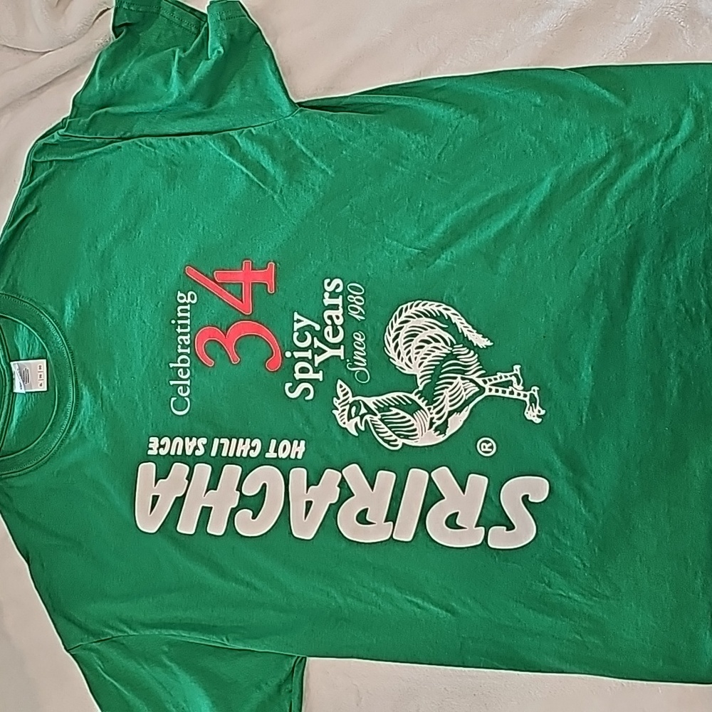 Mens green Sriracha shirt. XL design in front. Blank on back.